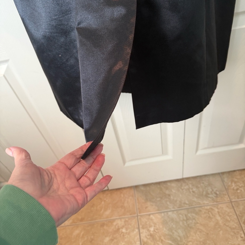 % Elegant Black Satin Trench Coat (M) - Picture 7 of 8